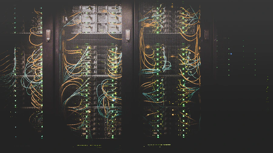 Corredor de servidores em data center com iluminação azul