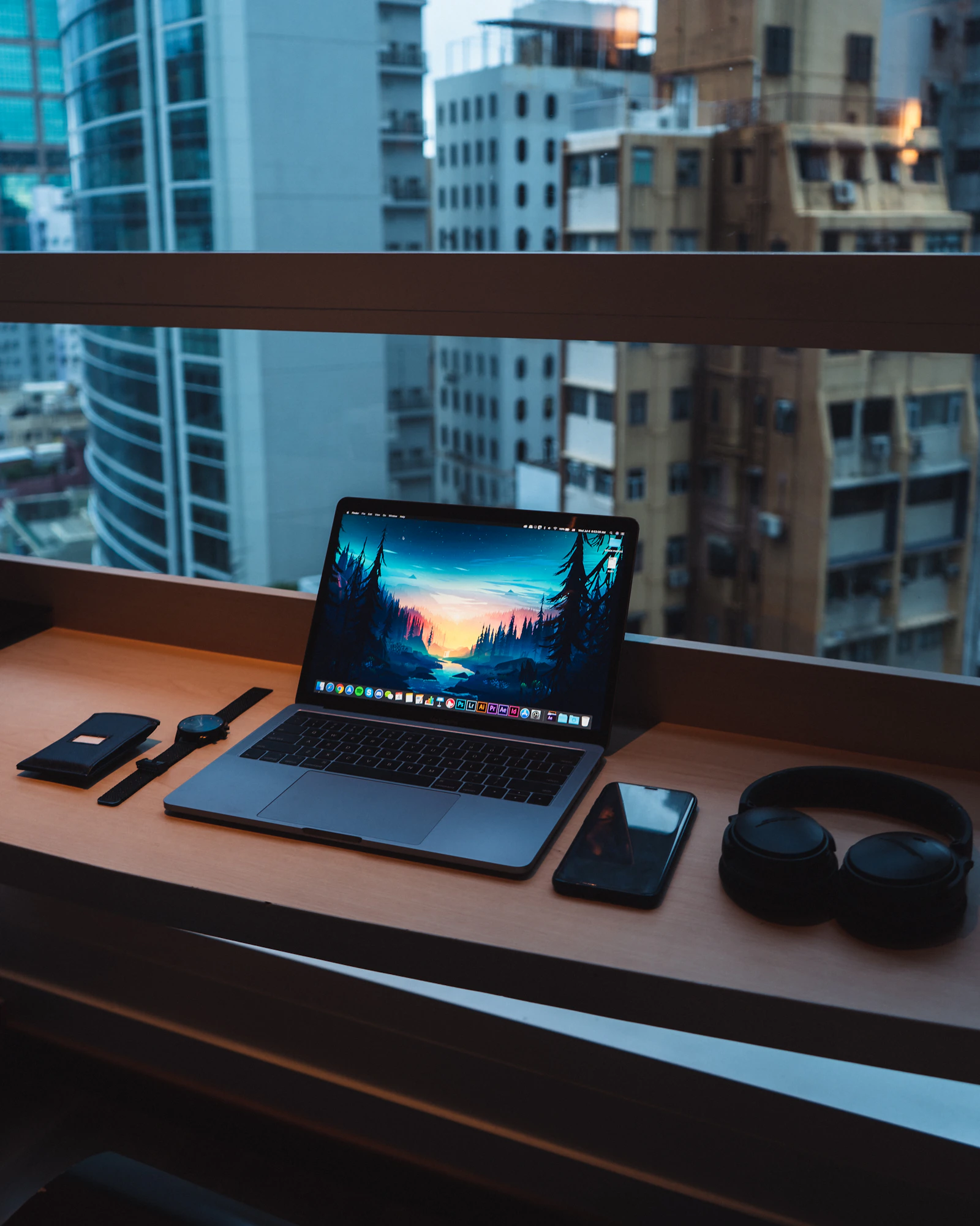Mesa de trabalho escura com linhas de código em tela